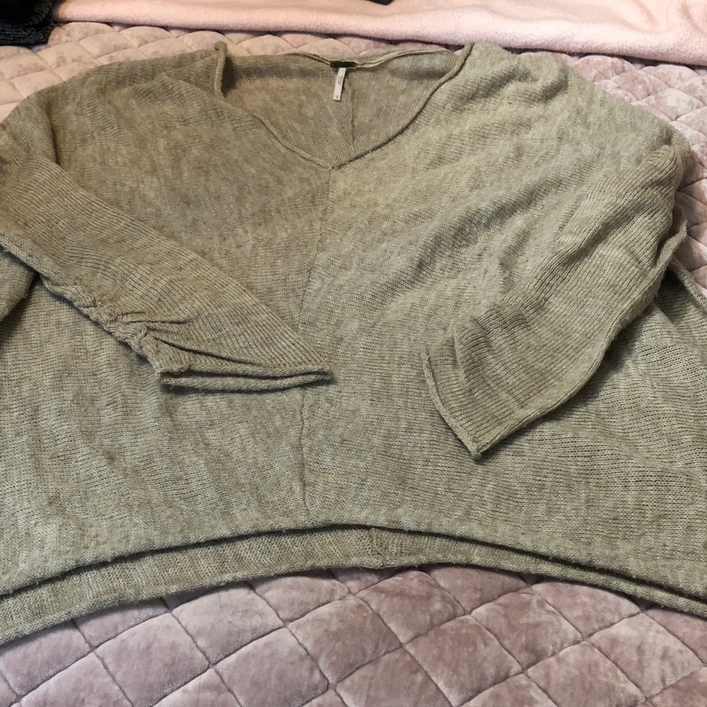 Final price🙏🏻Free people Vneck lightweight sweater.